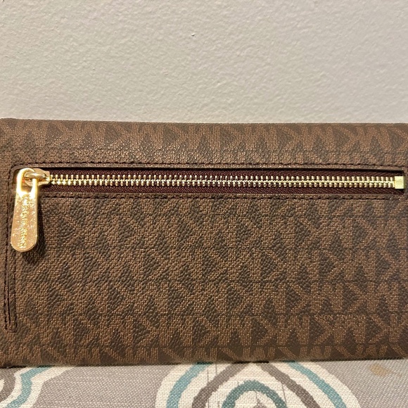 NWT Michael Kors Jet Set Signature Large Trifold Travel Wallet - Picture 2 of 3